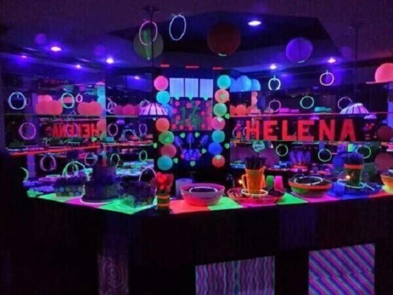 39. O nome da aniversariante ganha destaque na mesa da festa neon. Foto: Kara’s Party Ideas