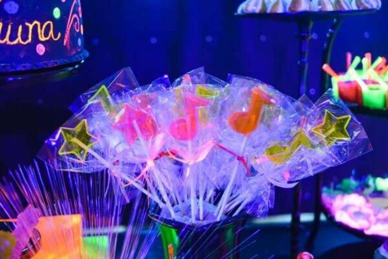 41. Coloque vários pirulitos coloridos em um pote para enfeitar a mesa da festa neon. Foto: Roteiro Baby