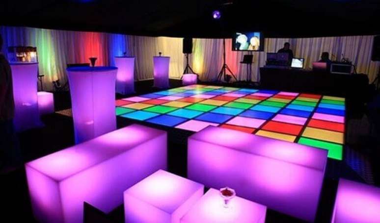 42. Pista de dança colorida para festa neon no estilo dos anos 80. Foto: Todateen