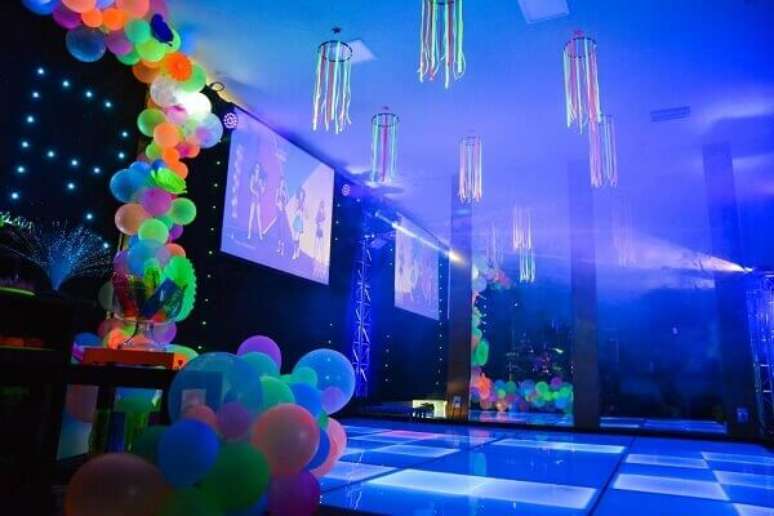 43. Pista de dança e decoração com balões e telões em festa neon. Foto:Pinterest