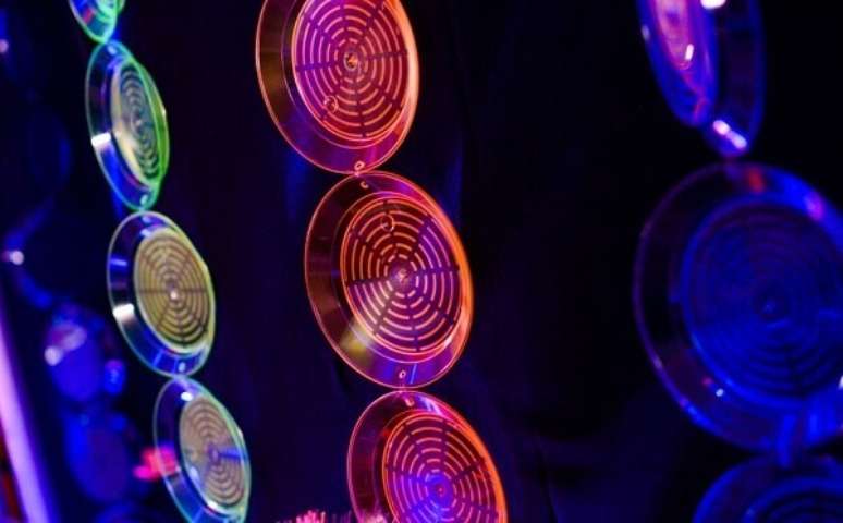 45. Pratinhos amarrados coloridos enfeitam a parede da festa neon. Foto: Pinterest