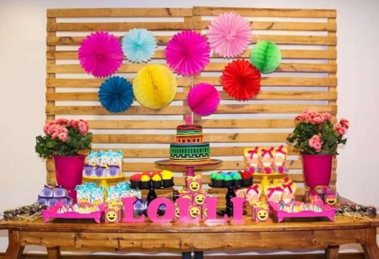 87. Festa neon com decoração simples feita com painel de pallet. Fonte: Pinterest