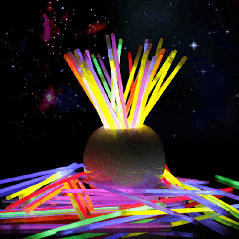 61. As pulseiras não podem faltar na festa neon. Fonte: Casa e Festa