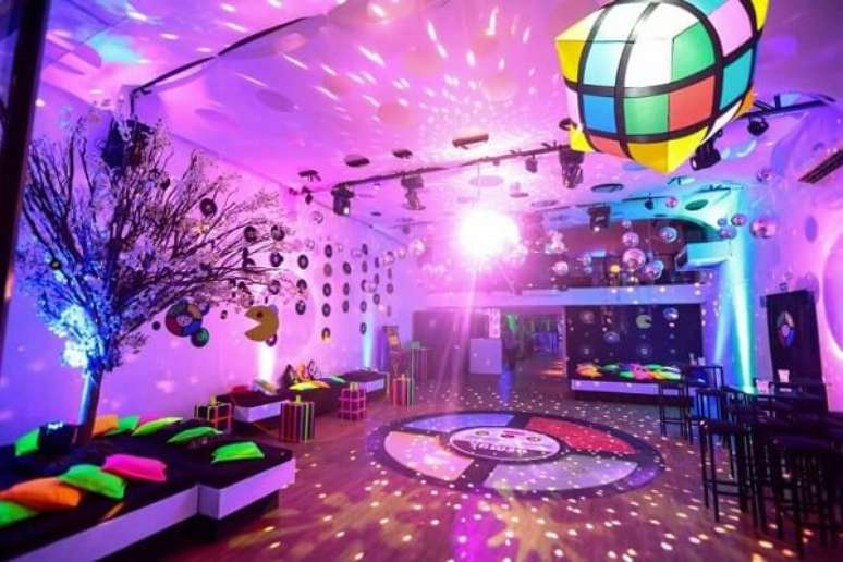 88. Almofadas coloridas para a festa neon. Fonte: Friends Buffet