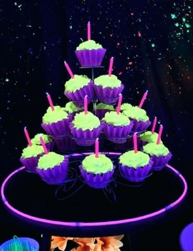 58. Os cupcakes podem receber coberturas coloridas na festa neon. Fonte: Pinterest