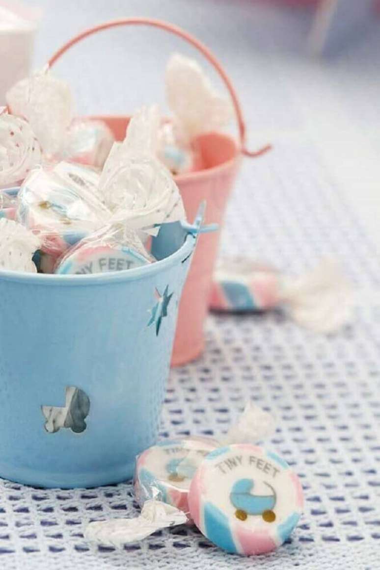 74. Coloque as lembrancinhas de chá de bebê em recipientes que podem fazer parte da decoração de chá de bebê – Foto: The Holk