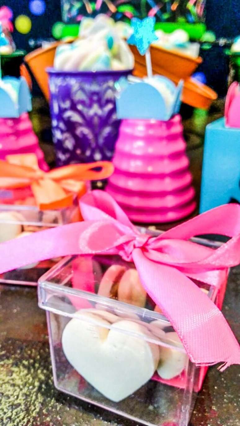 92. Lembrancinhas coloridas para a festa neon. Fonte: Folia Eventos