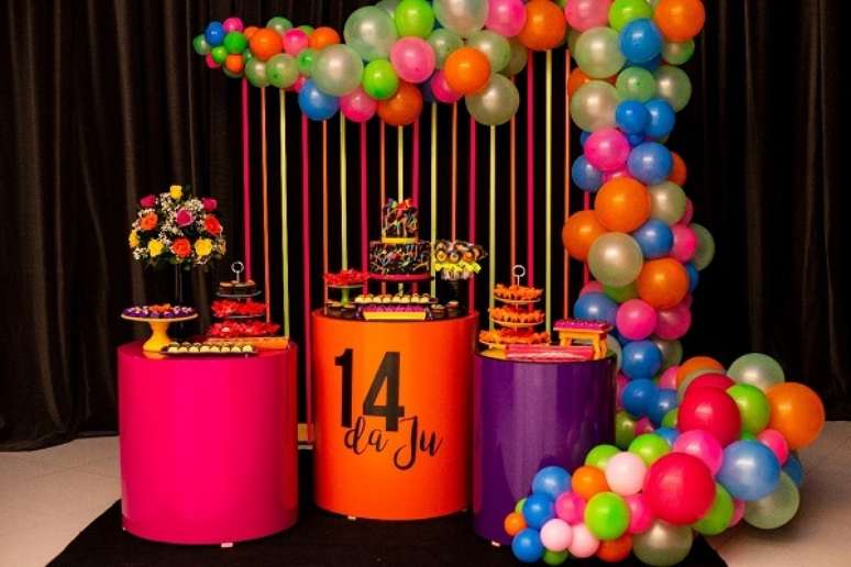 93. A mesa do bolo pode receber uma decoração especial com balões. Fonte: Festejar
