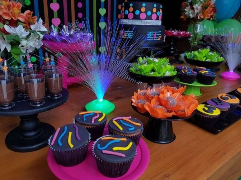 90. Decore os cupcakes de forma criativa e utilize forminhas coloridas. Fonte: Quintal Aventura
