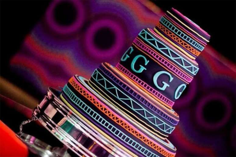 94. Bolo criativo com vários andares para festa neon. Fonte: Pinterest
