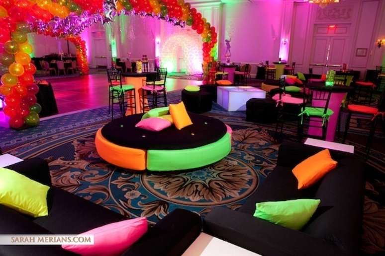 96. Decoração especial para festa neon. Fonte: Guia Tudo Festa