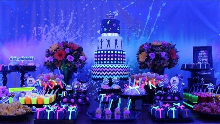 96. Vasos com flores podem complementar a decoração da mesa de bolo. Fonte: Pinterest