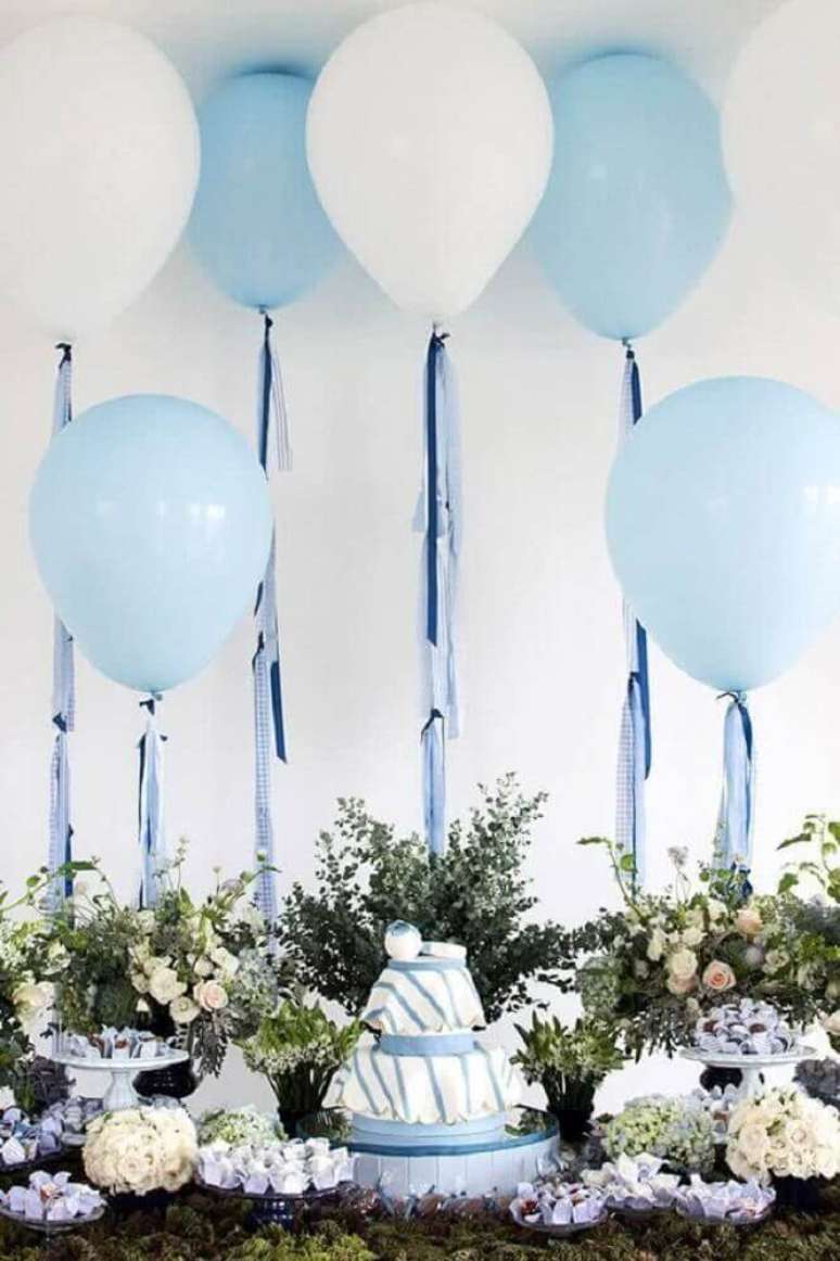 9. Decoração de chá de bebê menino clássica com tons de azul e branco e muitos arranjos de flores – Foto: Pinterest