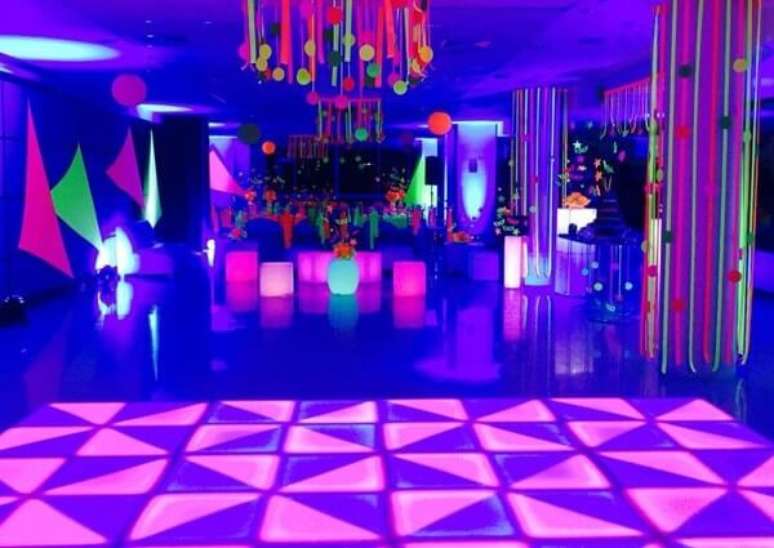 98. Espalhe enfeites coloridos pelo salão de festas. Fonte: Só Decor