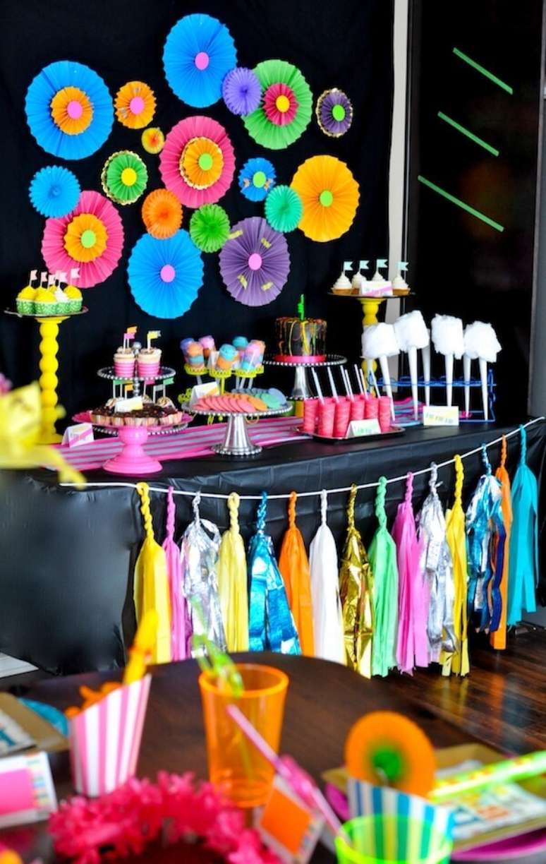 11. A festa neon pode ser realizada com custo baixo. Fonte: Kara´s Party Ideas