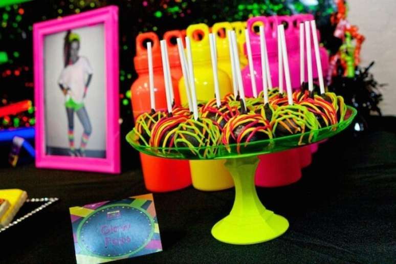 59. Os docinhos são a grande atração da festa neon. Fonte: Pinterest