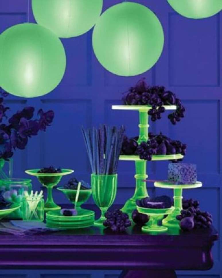 60. Surpreenda os convidados com uma decoração de festa neon incrível. Fonte: Pinterest