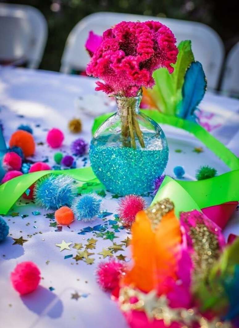 99. A mesa de convidados da festa neon recebe uma decoração especial colorida. Fonte: Pinterest
