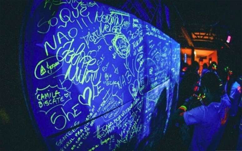 100. Utilize canetas especiais para luz negra na festa neon. Fonte: Decoração de Ambiente
