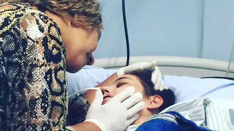 A m&atilde;e de Raquel, Valdirene, dormia todos os dias com a filha no hospital