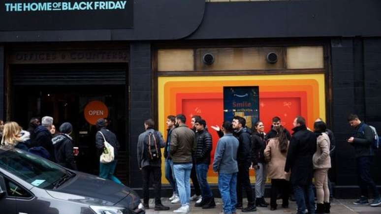 As filas em frente às lojas durante a Black Friday são um típico 'cartão postal' americano