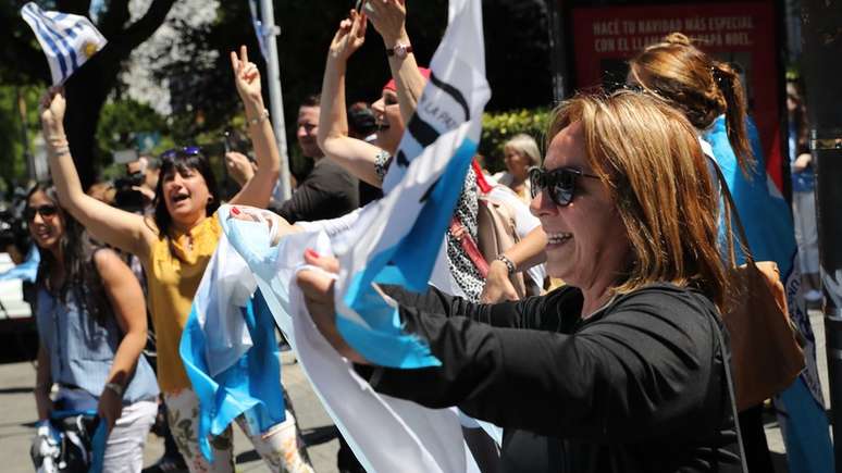 Eleitores de Luis Lacalle Pou comemoram vitória do candidato de centro-direita no Uruguai