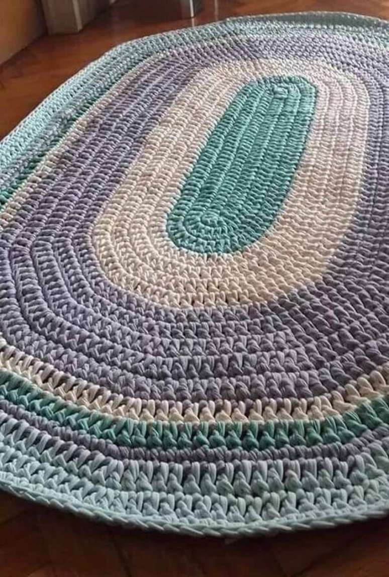 42. O tapete de crochê complementa a decoração do ambiente. Fonte: Pinterest
