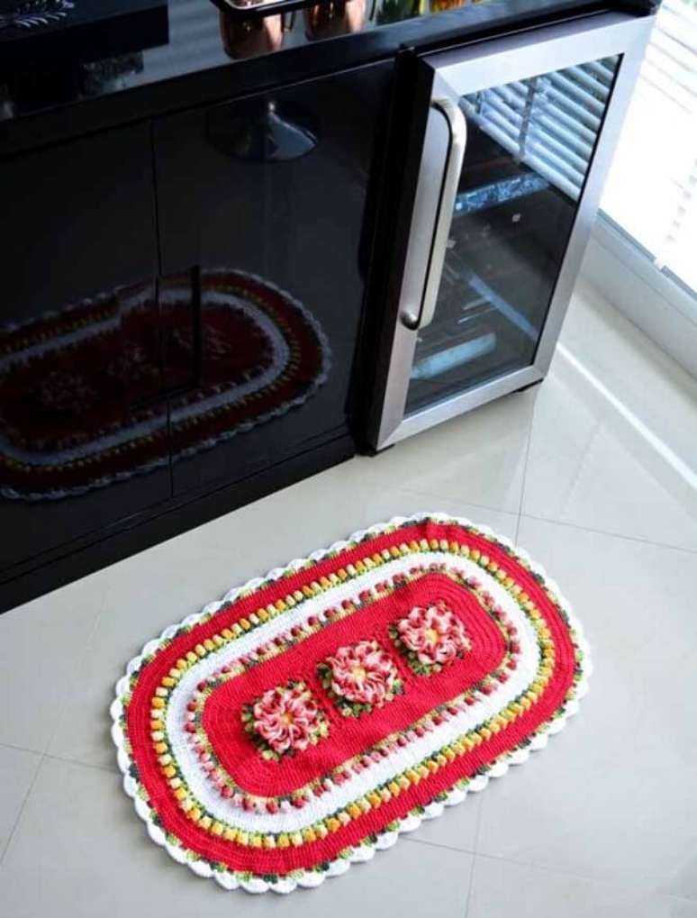 4. Posicione o tapete de crochê oval próximo à pia para evitar que o chão fique molhado. Fonte: Pinterest
