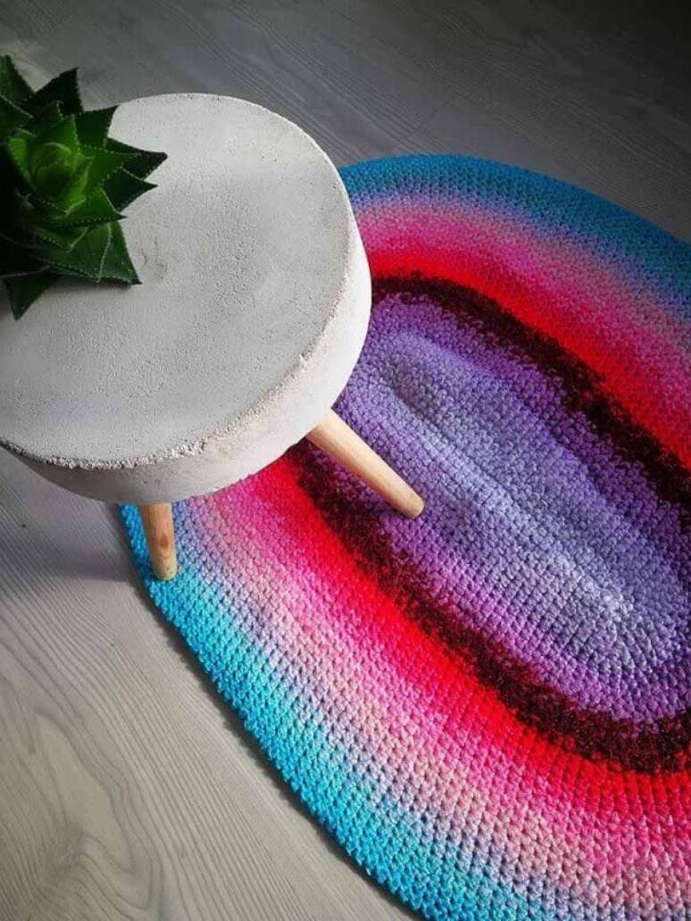 43. Complemente a decoração do ambiente com um tapete de crochê colorido. Fonte: Pinterest