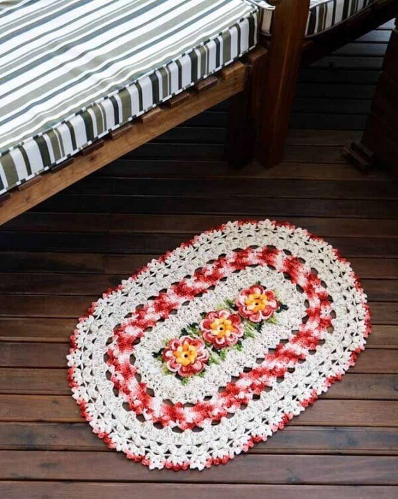 44. Invista na compra de um tapete de crochê com flores. Fonte: Pinterest