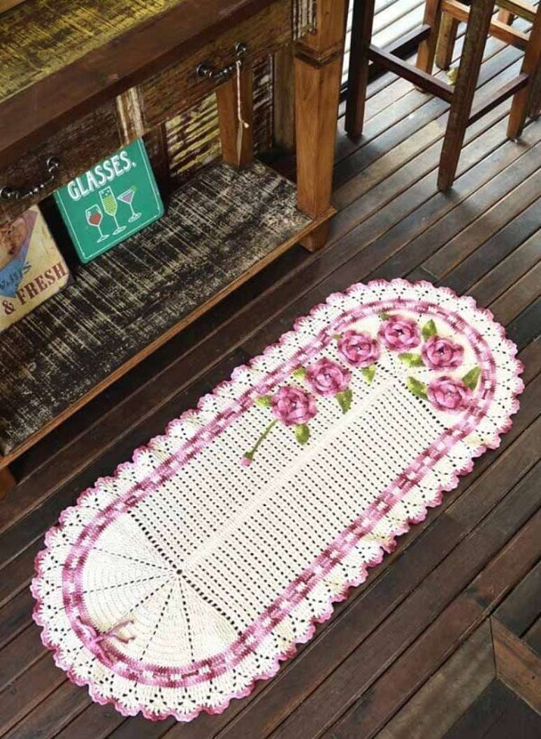 3. O tapete de crochê oval com flores traz delicadeza ao ambiente. Fonte: Pinterest
