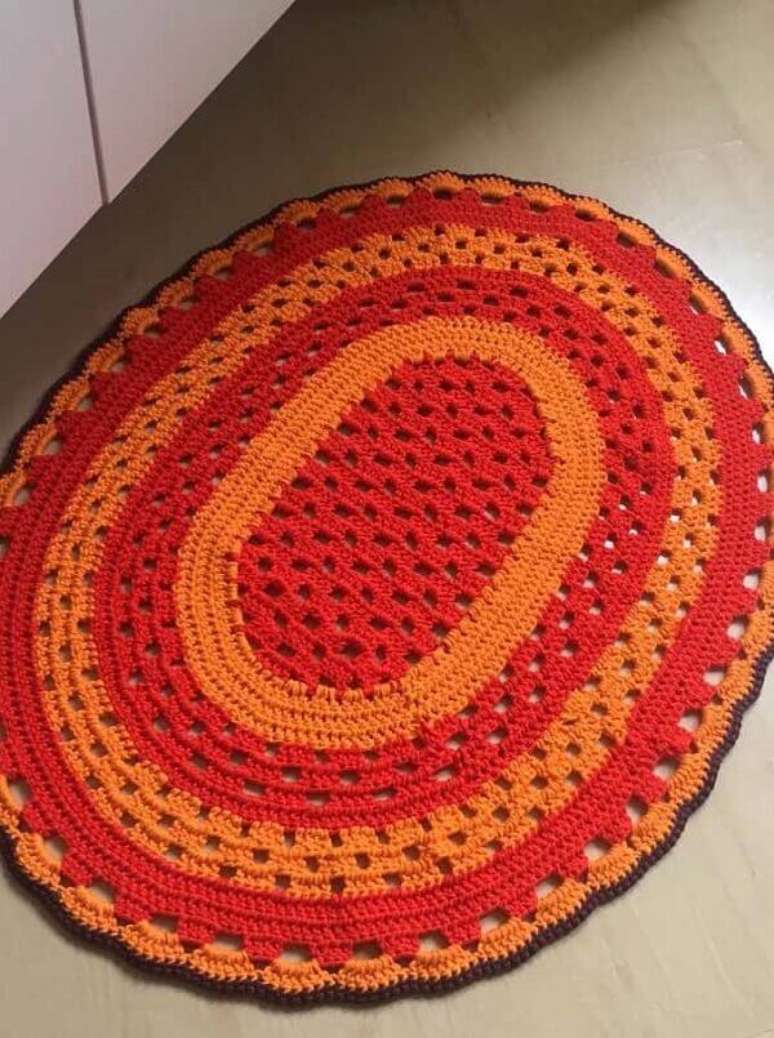 45. Tapete de crochê laranja e vermelho. Fonte: Pinterest