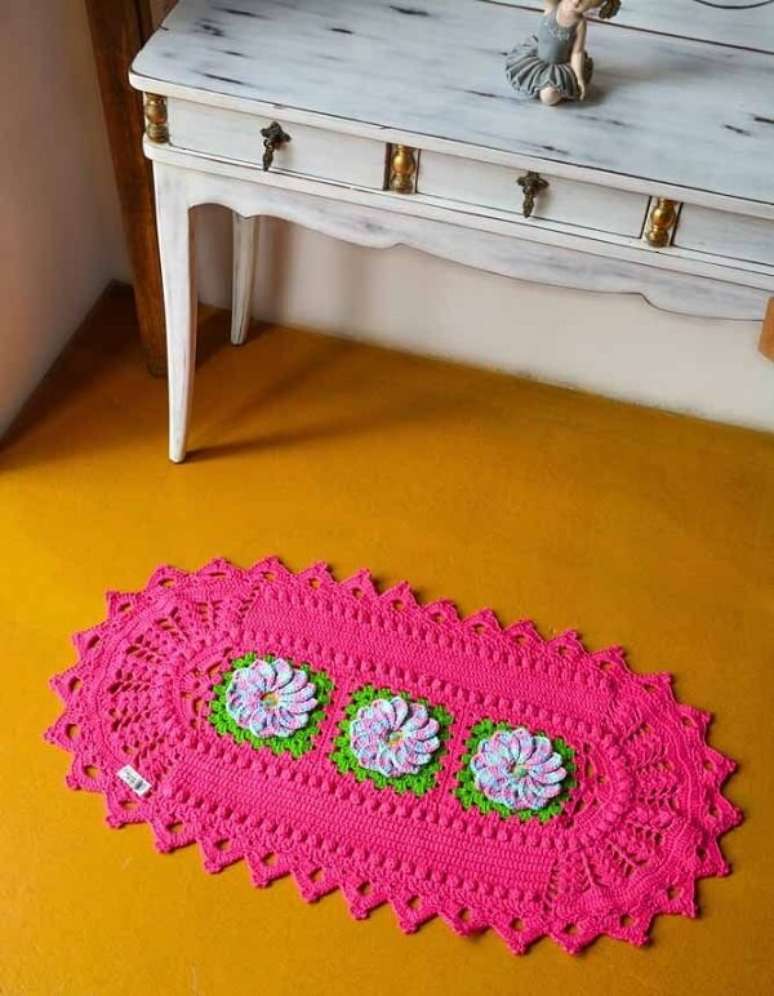 46. Tapete de crochê rosa com flores delicadas. Fonte: Pinterest