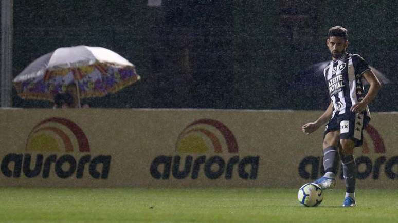 Zagueiro levou cartão amarelo contra a Chapecoense (Vítor Silva/Botafogo)