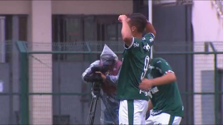 Ruan Ribeiro marcou um golaço para abrir o placar e dobrou os dois braços como faz Gabigol (Reprodução/SporTV)