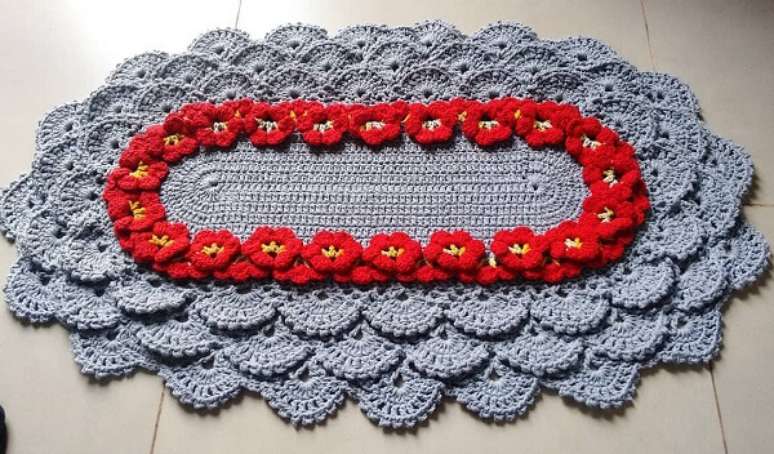55. O tapete de crochê oval pode complementar a decoração da cozinha. Fonte: Cre Morais