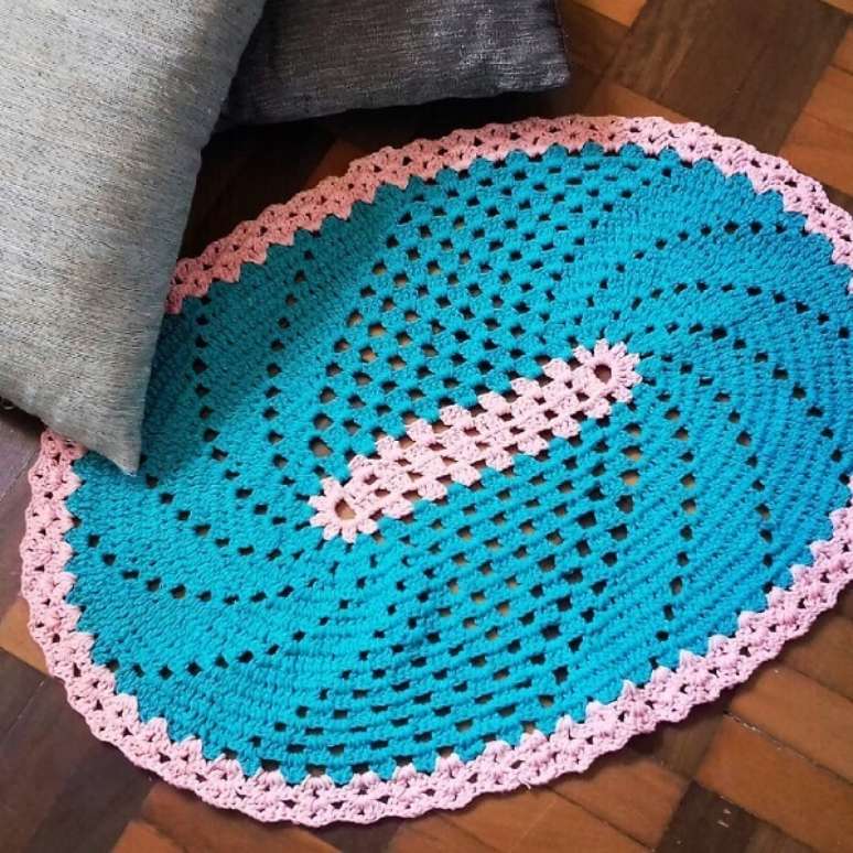 62. Tapete de crochê oval com borda rosa bebê. Fonte: Rose Vianna