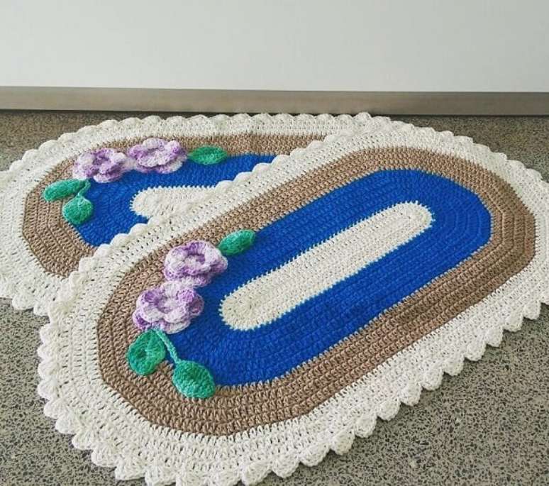63. Tapete de crochê oval com flores delicadas. Fonte: Cleo Sever