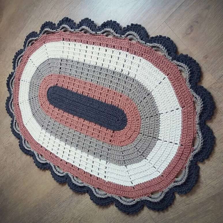 60. Tapete de crochê oval com linhas mescladas. Fonte: Geane Rissonio