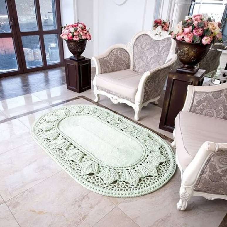 64. Tapete de crochê oval decora a sala de estar. Fonte: Dicas de Mulher