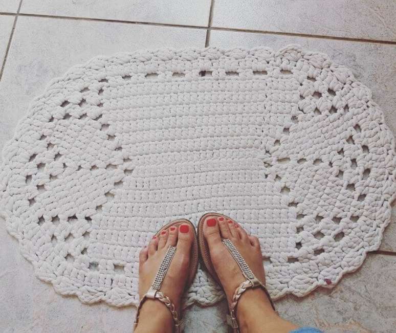 2. Utilize o tapete de crochê oval em locais com piso frio. Fonte: Eliza Buzzetti
