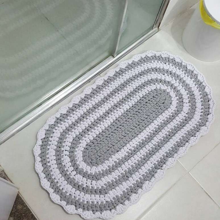 5. Utilize o tapete de crochê oval na entrada do box do banheiro. Fonte: Cibele Custódio