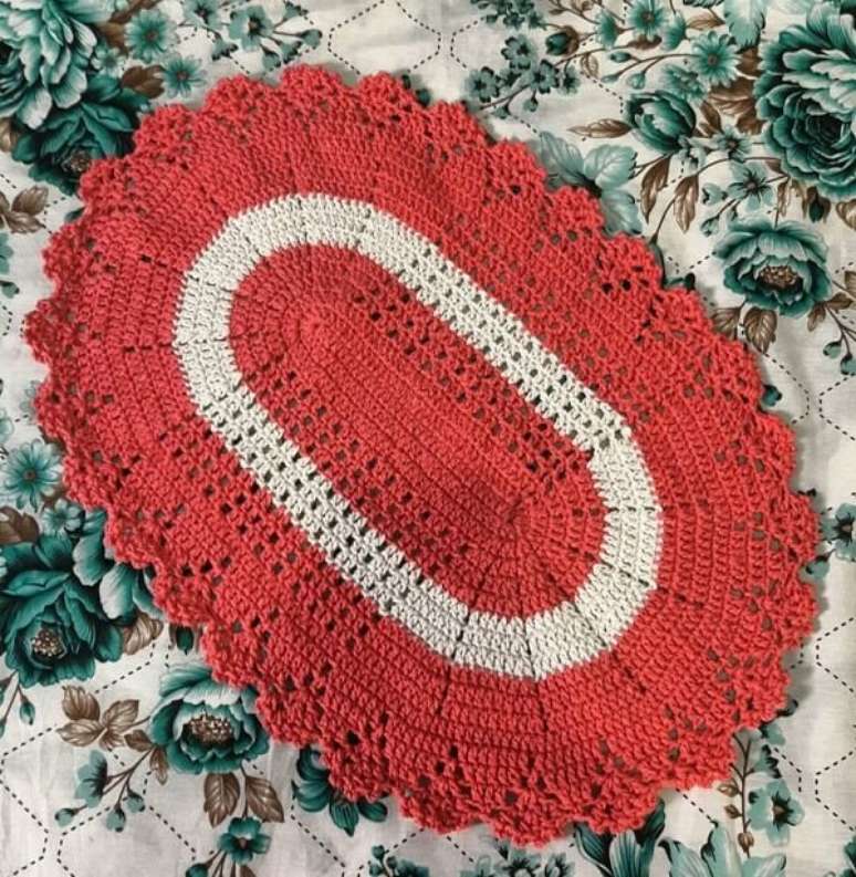 67. Tapete de crochê oval vermelho e branco. Fonte: Heloisa Crochê