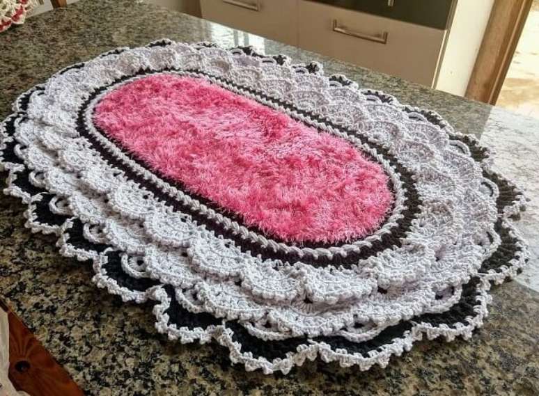 69. Tapete de crochê com linha felpuda rosa. Fonte: Venâncio Netto