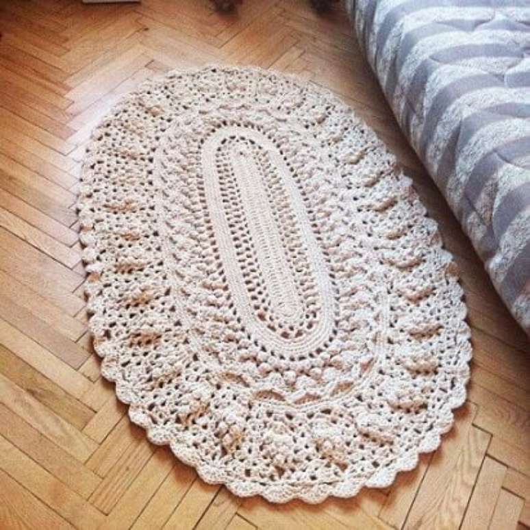 76. Os tapetes de crochê ovais mais fofinhos são ótimos para ficar ao lado da cama. Fonte: Pinterest