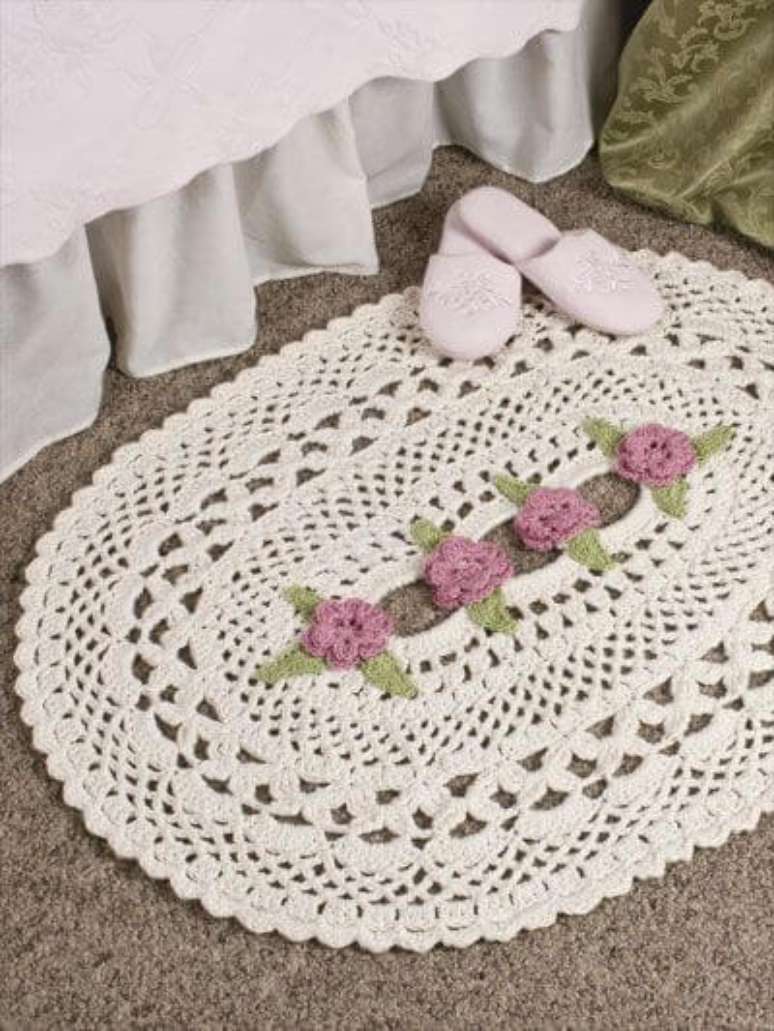 18. Tapete de crochê com estilo delicado na cama. Fonte: Pinterest
