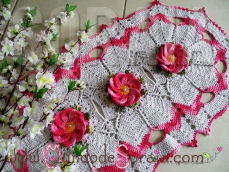 27. Tapete branco de croch&ecirc; com flores rosas. Fonte: Pinterest