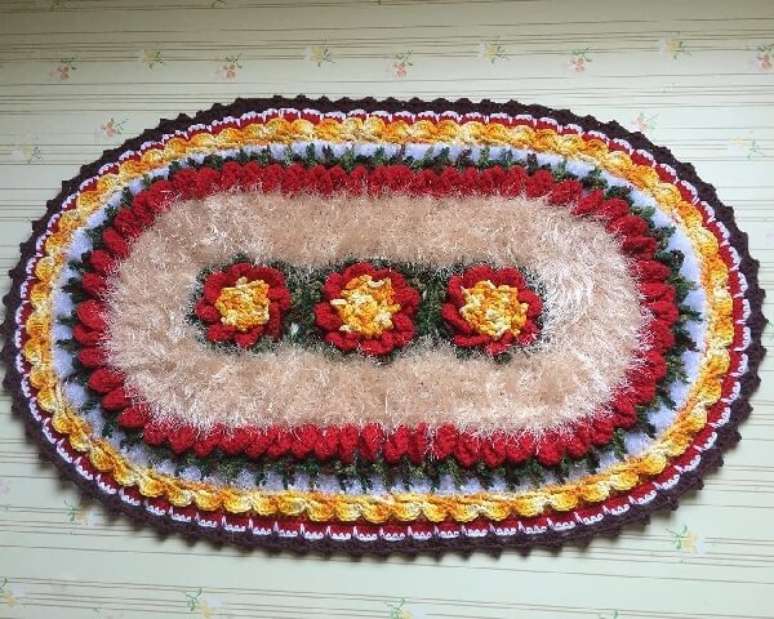57. Tapete de crochê oval com linha felpuda. Fonte: Cris Arte Mania