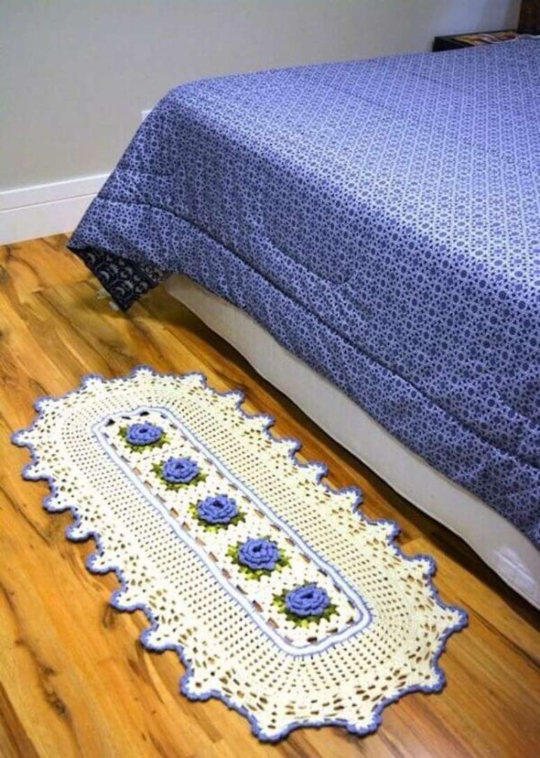 7. Tapete de crochê oval combinando com a estampa da roupa de cama. Fonte: Pinterest