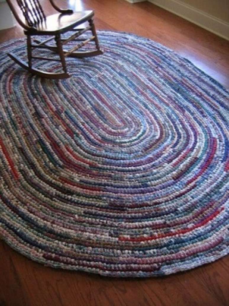 75. Os tipos de tapete de crochê oval grandes ficam ótimos na sala. Fonte: Pinterest